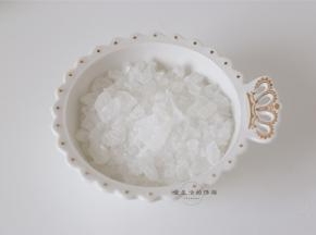 将冰糖敲碎一些，这样腌渍荔枝肉更容易融化。