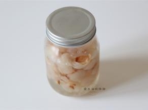 第二天取出罐子，里面的冰糖已经全部融化，荔枝开始缩水高度下降，香甜的荔枝蜜就做好了。
