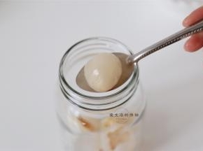 准备一个干净无油的密封罐，先放入一层荔枝肉，再加入一层冰糖碎，直到放满罐子。