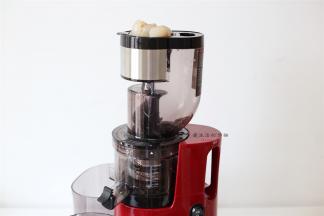 准备好SKG的原汁机，把新鲜去皮的荔枝肉放入原汁机内。