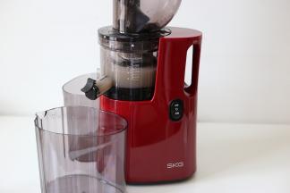 启动正转键，机器开始启动，大约用时一分钟，鲜甜的荔枝汁就榨好了，打开果汁口，接好荔枝汁。