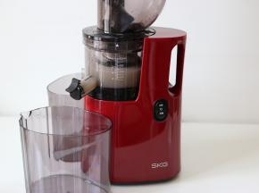 启动正转键，机器开始启动，大约用时一分钟，鲜甜的荔枝汁就榨好了，打开果汁口，接好荔枝汁。