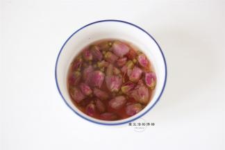 玫瑰花清洗一遍，倒入开水泡成花茶备用，一般提取到150ML的玫瑰茶，喜欢浓的加多几朵玫瑰熬煮一下，颜色和味道会出来更快。