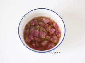 玫瑰花清洗一遍，倒入开水泡成花茶备用，一般提取到150ML的玫瑰茶，喜欢浓的加多几朵玫瑰熬煮一下，颜色和味道会出来更快。