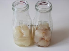 取干净的瓶子或杯子，放入一半的荔枝果肉，里面的糖汁也不要浪费，全是精华呢，密封的瓶子可以装起来带出门喝，超方便的哦。