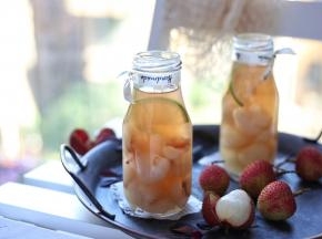 倒入没过荔枝肉的鲜榨荔枝汁，再倒入花茶，放上几片柠檬片即可，喜欢冰的加入冰块，香甜解暑的玫瑰荔枝蜜就做好啦~喝的时候摇匀，香浓的玫瑰荔枝香气，还能吃到天软多汁的荔枝肉，简直不要太赞