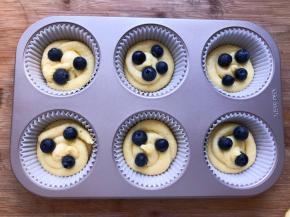 将面糊挤一半到模具中，放上几颗蓝莓