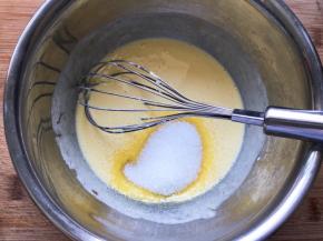 加入细砂糖和盐搅拌均匀