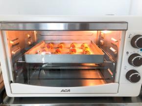 放入烤箱中层，200度上下火15分钟