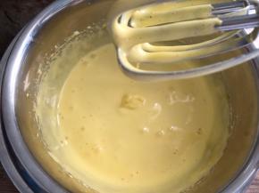 打发至拉起打蛋头，蛋糊落下不易消失状态