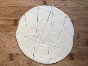 手抓饼切成长三角形，不要放太软切，