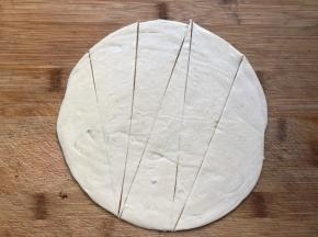 手抓饼切成长三角形，不要放太软切，