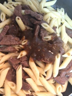 再加入黑椒酱，继续翻炒入味，即可出锅