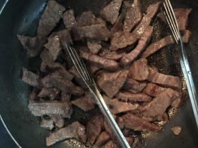 煎好的牛排用厨房剪剪成小块