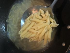 另起一锅烧热水，放入通心粉煮10分钟，煮好后捞起备用8