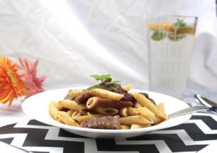 黑椒牛柳通心粉，搭配一杯清凉的冻柠七，真是透心凉