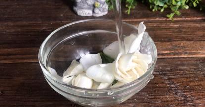 栀子花洗净，沥水备用