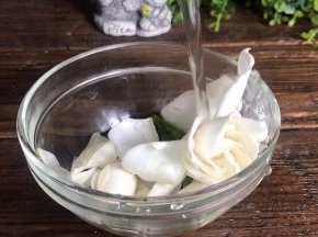 栀子花洗净，沥水备用