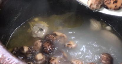 加入香菇，或自己喜欢的食材