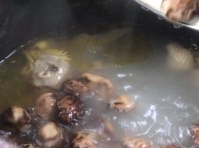 加入香菇，或自己喜欢的食材