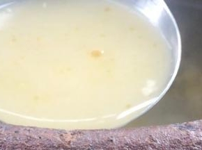 汤熬煮至浓稠