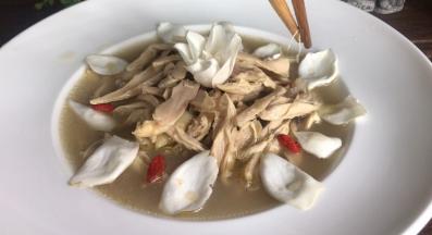 放入栀子花和枸杞