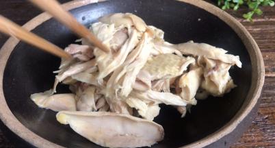 把鸡肉放入小砂锅中