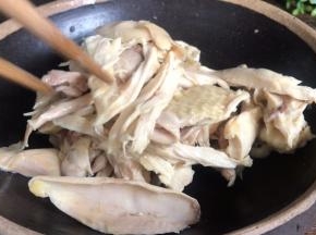 把鸡肉放入小砂锅中