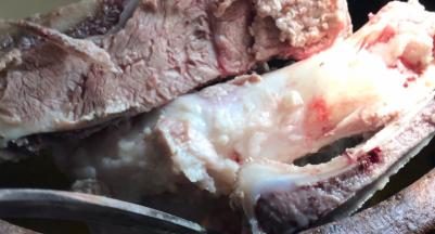 把猪骨浸泡半小时后洗净，放入鸡汤中熬煮