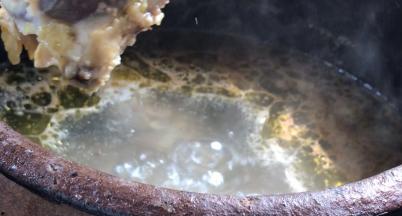 把鸡骨放入汤中一起熬煮