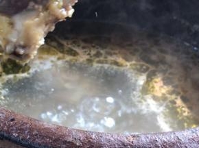 把鸡骨放入汤中一起熬煮