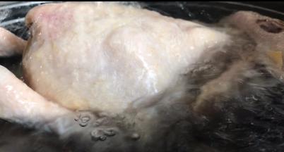 整鸡清理干净后用清水浸泡半小时，以去血污