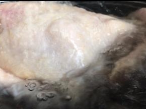 整鸡清理干净后用清水浸泡半小时，以去血污