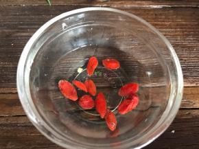 枸杞洗净，沥水备用