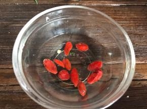 枸杞洗净，沥水备用