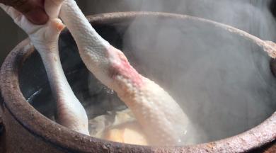 冷水下锅大火煮开，转小火熬煮20分钟