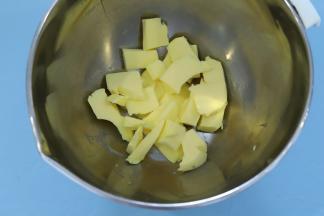 黄油室温软化，手轻轻一按可以按一个窟窿。