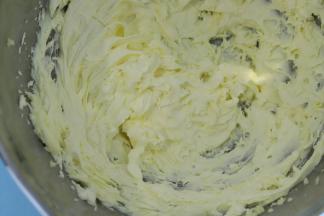 打发至黄油发白，比原先膨胀大概2倍大。