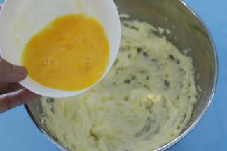 分次加入鸡蛋液，打发至蓬松（注意要多次少量加入鸡蛋液，避免油水分离）。