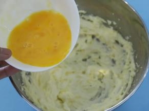 分次加入鸡蛋液，打发至蓬松（注意要多次少量加入鸡蛋液，避免油水分离）。