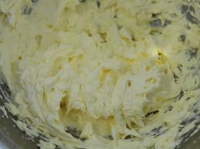 图为打发好的黄油状态。