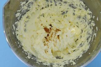 加入香草精，打发至顺滑。