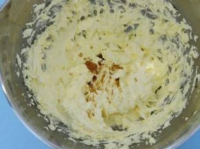 加入香草精，打发至顺滑。