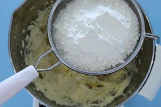 筛入低筋面粉。