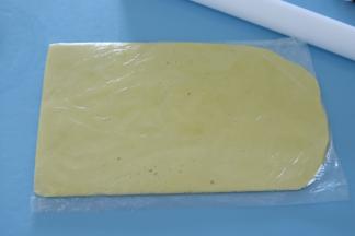 揉匀装入保鲜袋擀平，放在冰箱冷藏30分钟。