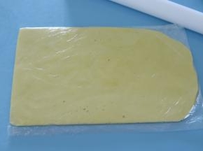 揉匀装入保鲜袋擀平，放在冰箱冷藏30分钟。