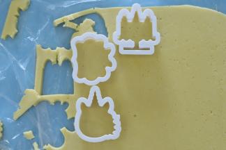 准备一个饼干模具，取出饼干面团，稍稍擀平表面。