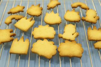 出炉后将饼干转移至晾架上放凉。