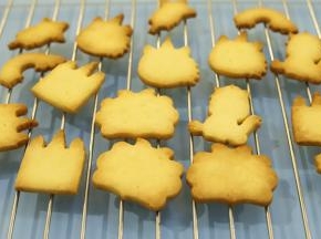 出炉后将饼干转移至晾架上放凉。