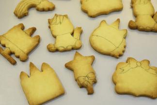 用食用铅笔画好要画糖霜的地方。